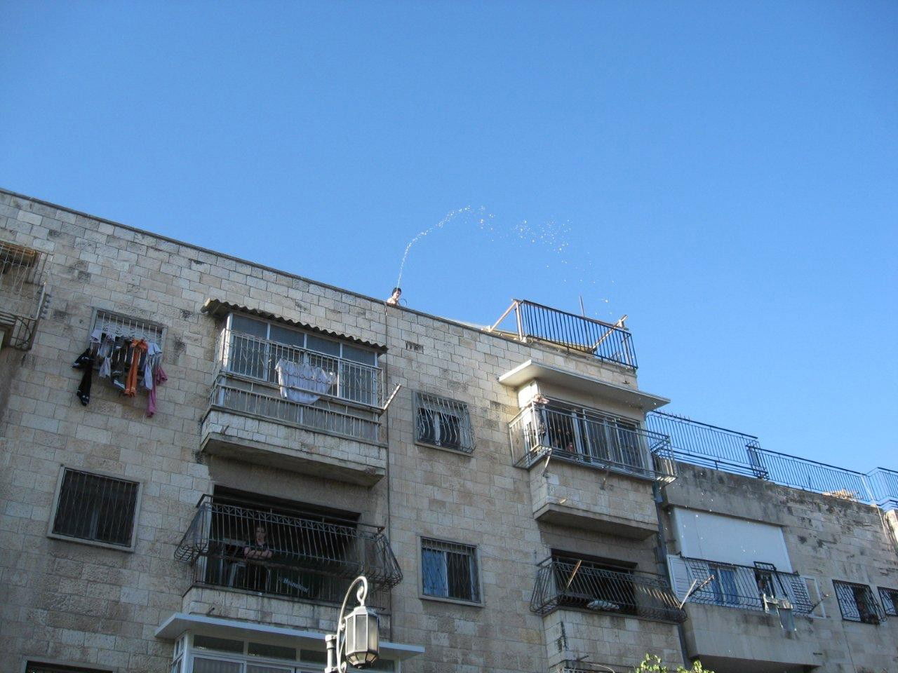 התשובה לעצורים: הפגנה בוערת בי-ם. צפו בתמונות