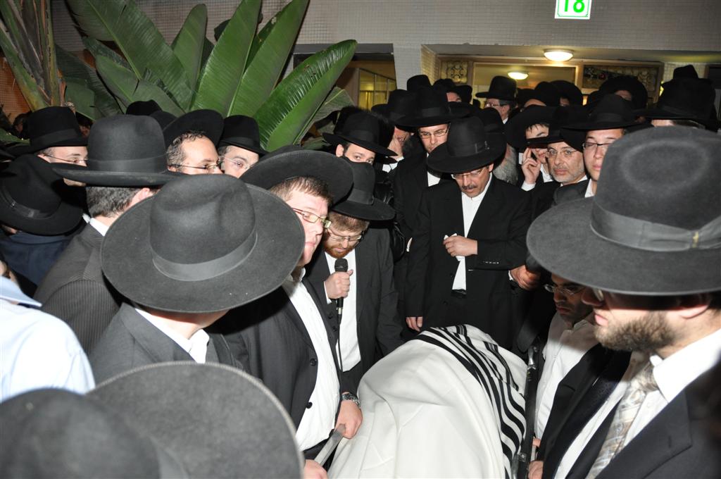 ר´ אברהם טייטלבום ז"ל איננו • צפו בדרכו האחרונה