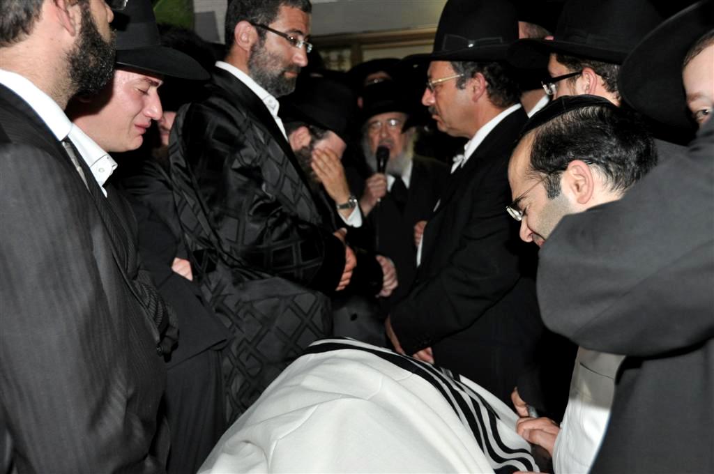 ר´ אברהם טייטלבום ז"ל איננו • צפו בדרכו האחרונה