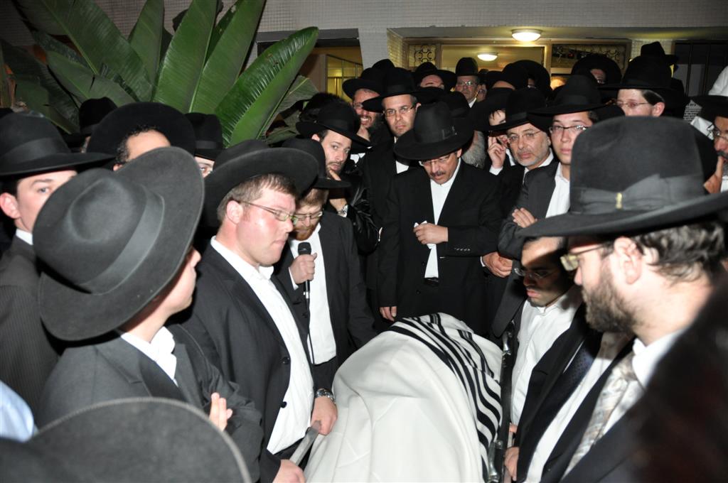 ר´ אברהם טייטלבום ז"ל איננו • צפו בדרכו האחרונה