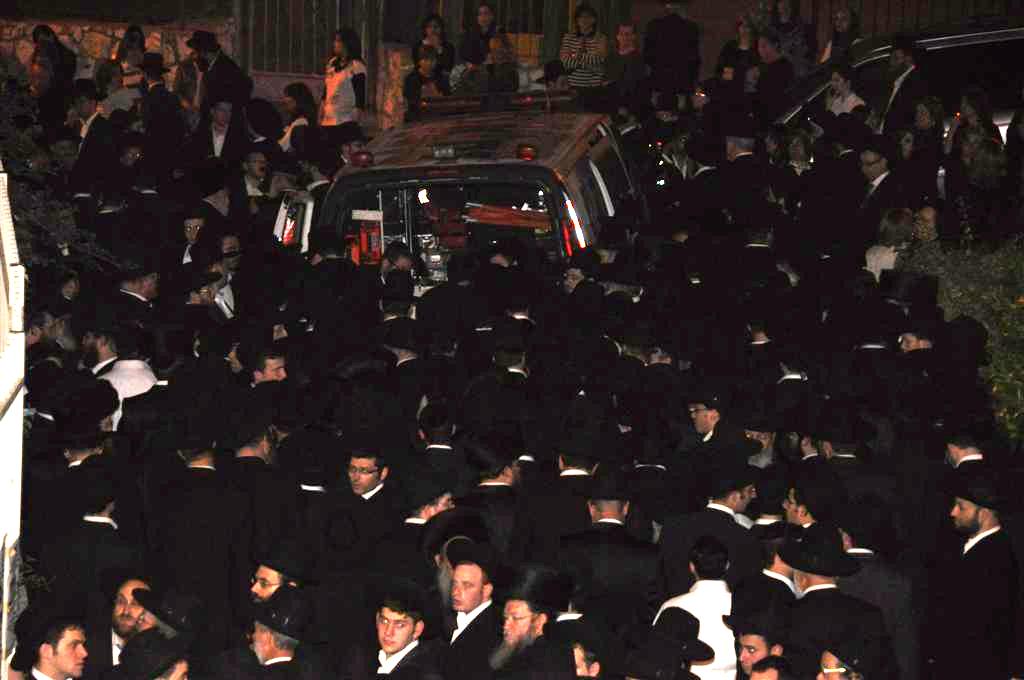 ר´ אברהם טייטלבום ז"ל איננו • צפו בדרכו האחרונה