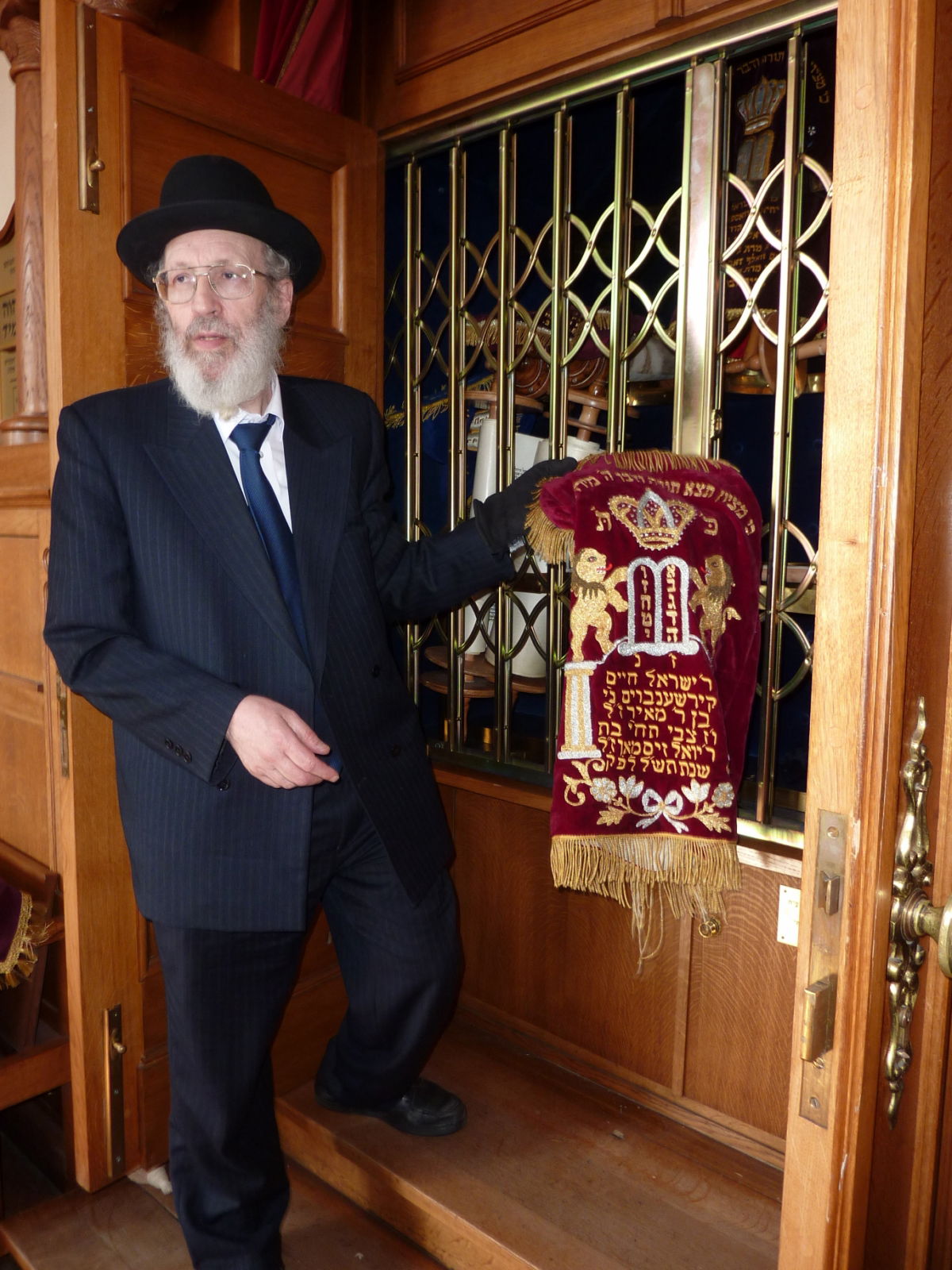 הרב פינחס קורנפלד מראשי הקהילה מציג את הפרוכת הריקה