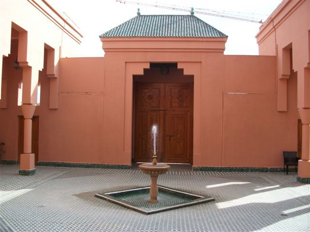 בעין הסערה: הרב אמסלם ביקר בקברי צדיקים במרוקו