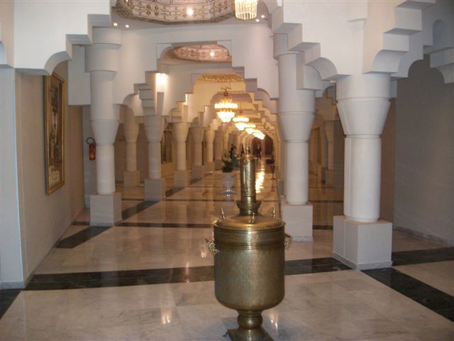 בעין הסערה: הרב אמסלם ביקר בקברי צדיקים במרוקו