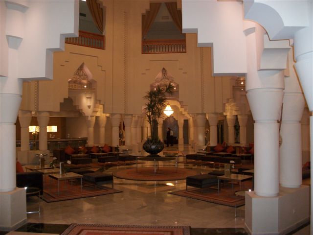 בעין הסערה: הרב אמסלם ביקר בקברי צדיקים במרוקו