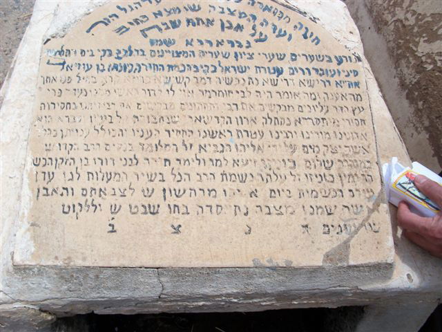 בעין הסערה: הרב אמסלם ביקר בקברי צדיקים במרוקו