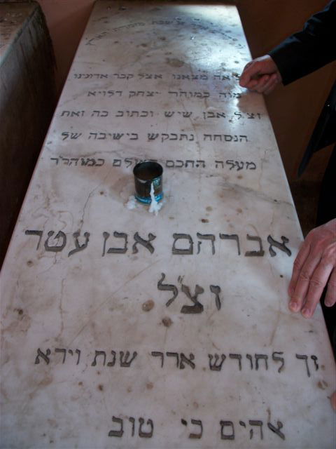 בעין הסערה: הרב אמסלם ביקר בקברי צדיקים במרוקו