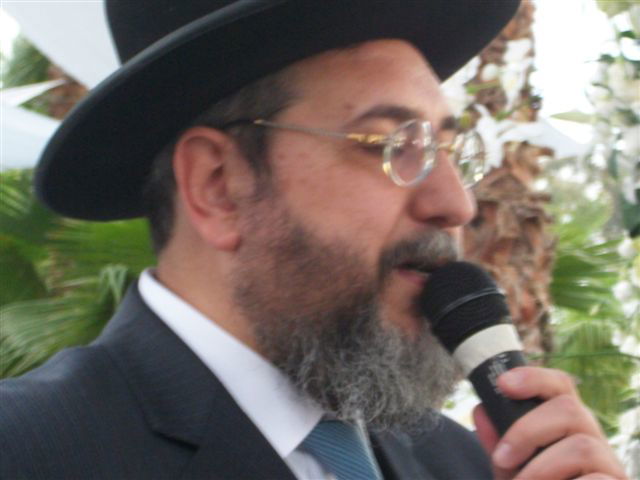 בעין הסערה: הרב אמסלם ביקר בקברי צדיקים במרוקו