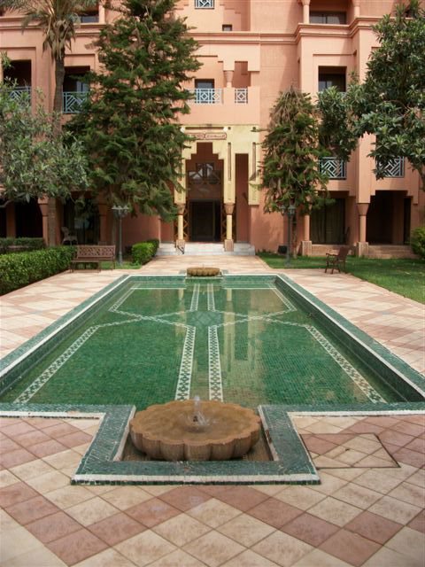 בעין הסערה: הרב אמסלם ביקר בקברי צדיקים במרוקו