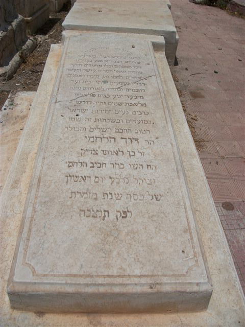 בעין הסערה: הרב אמסלם ביקר בקברי צדיקים במרוקו