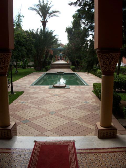 בעין הסערה: הרב אמסלם ביקר בקברי צדיקים במרוקו