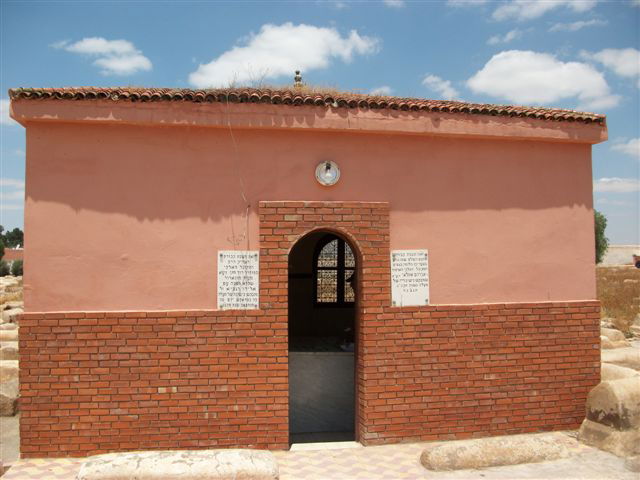 בעין הסערה: הרב אמסלם ביקר בקברי צדיקים במרוקו