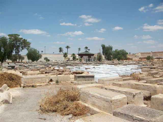 בעין הסערה: הרב אמסלם ביקר בקברי צדיקים במרוקו