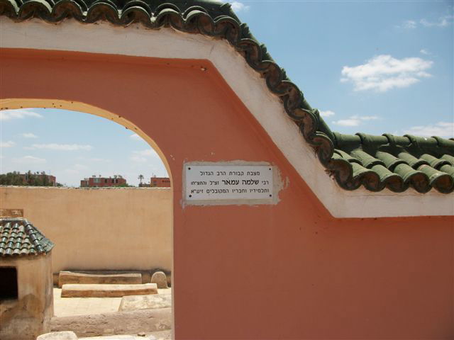 בעין הסערה: הרב אמסלם ביקר בקברי צדיקים במרוקו