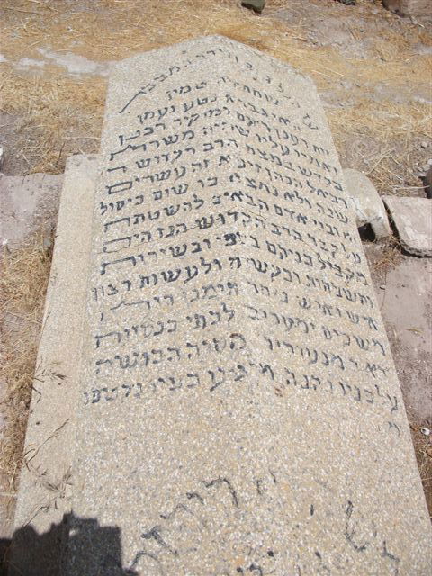 בעין הסערה: הרב אמסלם ביקר בקברי צדיקים במרוקו