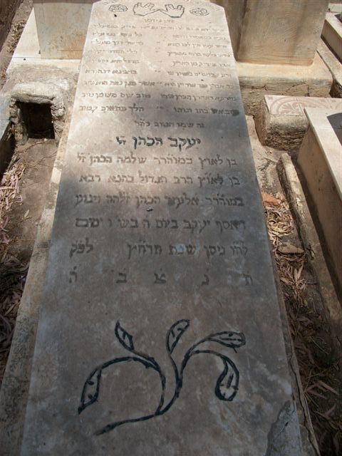 בעין הסערה: הרב אמסלם ביקר בקברי צדיקים במרוקו