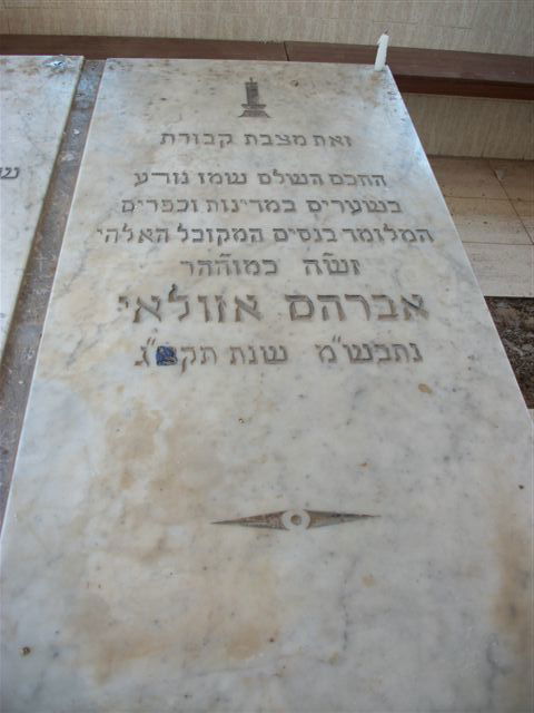 בעין הסערה: הרב אמסלם ביקר בקברי צדיקים במרוקו