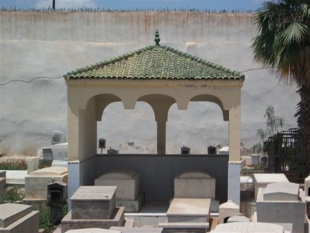 בעין הסערה: הרב אמסלם ביקר בקברי צדיקים במרוקו