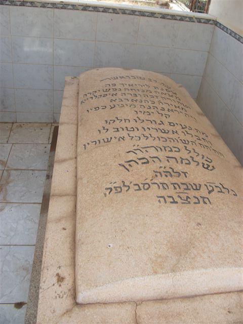 בעין הסערה: הרב אמסלם ביקר בקברי צדיקים במרוקו