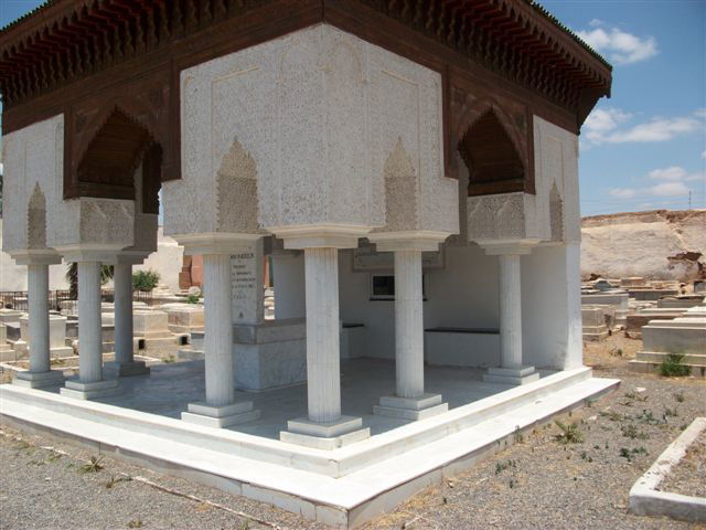 בעין הסערה: הרב אמסלם ביקר בקברי צדיקים במרוקו