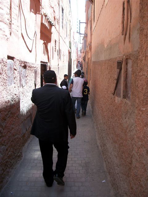 בעין הסערה: הרב אמסלם ביקר בקברי צדיקים במרוקו