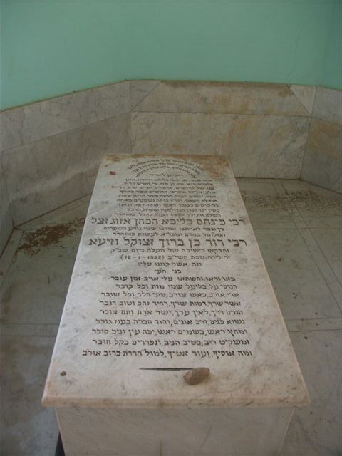 בעין הסערה: הרב אמסלם ביקר בקברי צדיקים במרוקו