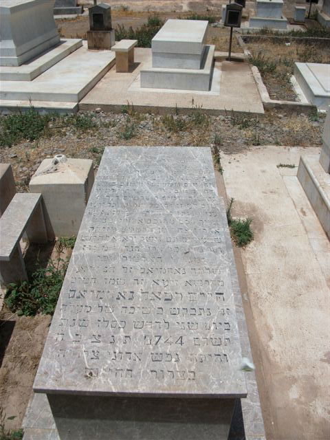 בעין הסערה: הרב אמסלם ביקר בקברי צדיקים במרוקו