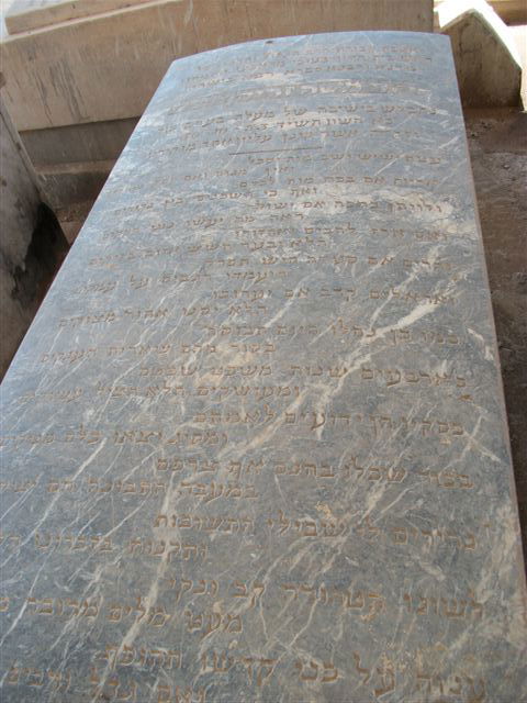 בעין הסערה: הרב אמסלם ביקר בקברי צדיקים במרוקו