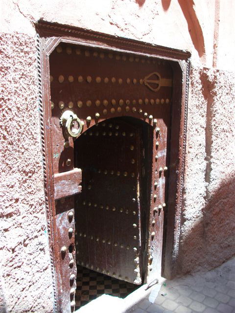 בעין הסערה: הרב אמסלם ביקר בקברי צדיקים במרוקו