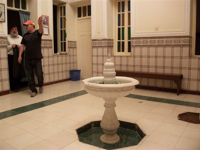 בעין הסערה: הרב אמסלם ביקר בקברי צדיקים במרוקו