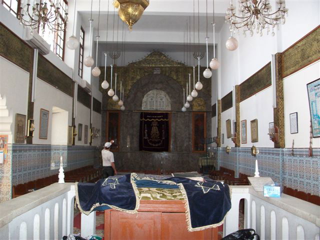 בעין הסערה: הרב אמסלם ביקר בקברי צדיקים במרוקו