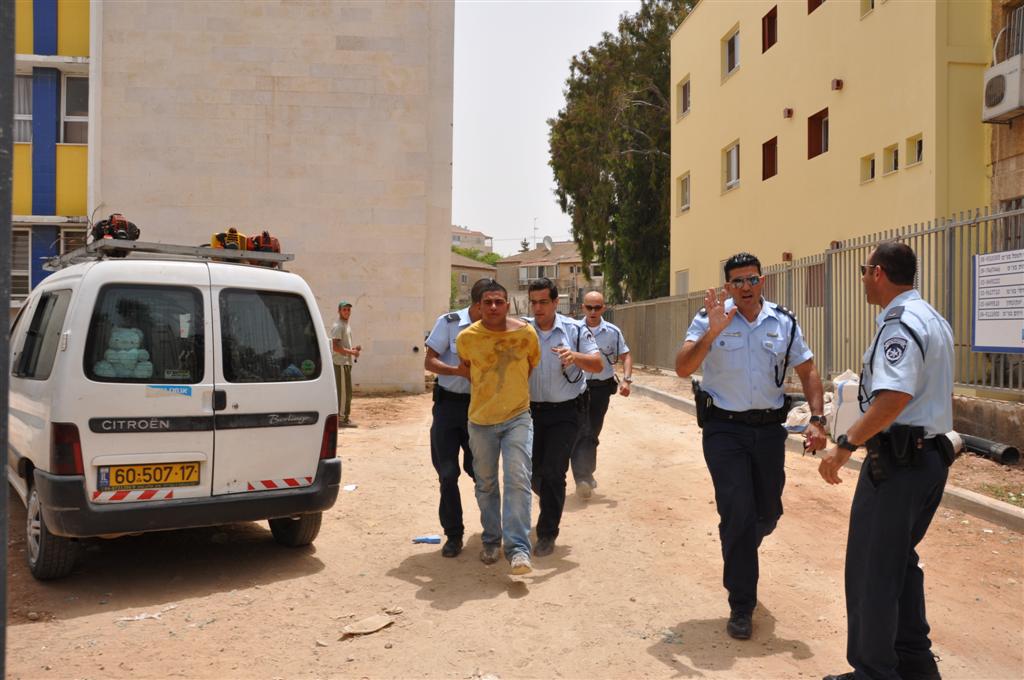 בהלה בסמינר אלקיים בבני-ברק: ערבי חדר אל הסמינר - ונעצר