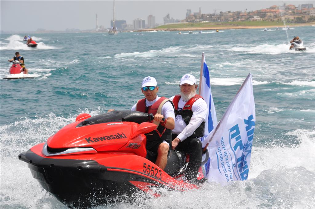 צפו: יחידת הצוללנים של זק"א במפגן תמיכה רטוב בחיילי השייטת