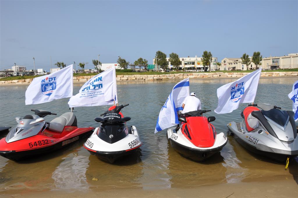 צפו: יחידת הצוללנים של זק"א במפגן תמיכה רטוב בחיילי השייטת