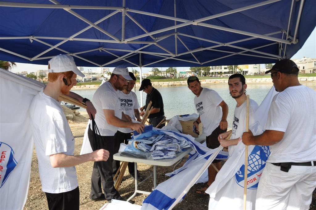 צפו: יחידת הצוללנים של זק"א במפגן תמיכה רטוב בחיילי השייטת
