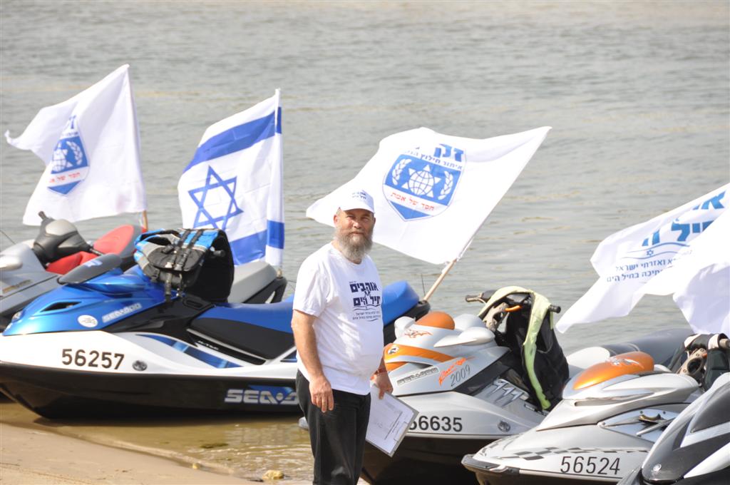 צפו: יחידת הצוללנים של זק"א במפגן תמיכה רטוב בחיילי השייטת