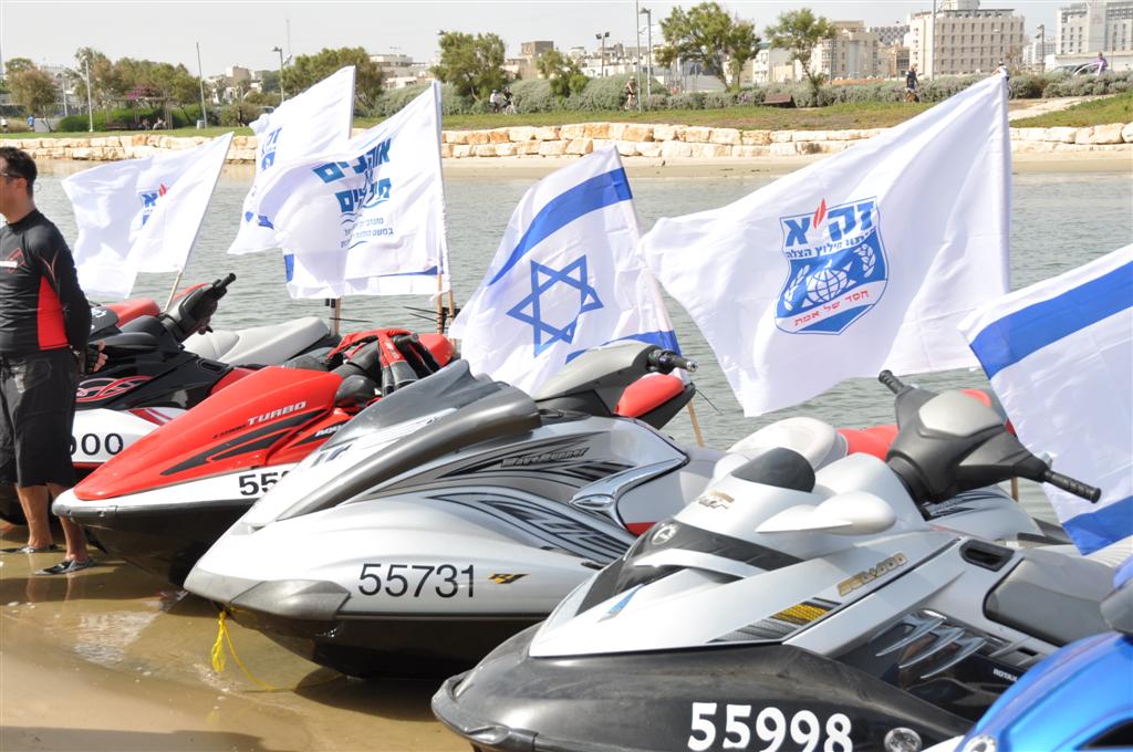 צפו: יחידת הצוללנים של זק"א במפגן תמיכה רטוב בחיילי השייטת