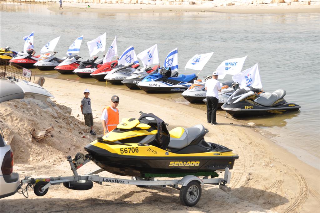 צפו: יחידת הצוללנים של זק"א במפגן תמיכה רטוב בחיילי השייטת