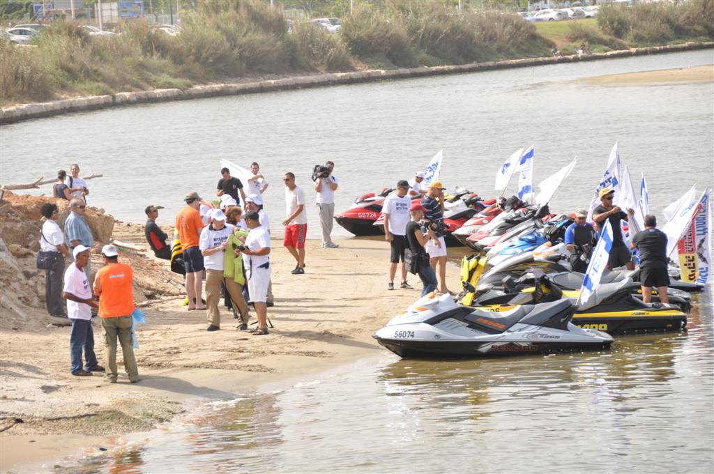 צפו: יחידת הצוללנים של זק"א במפגן תמיכה רטוב בחיילי השייטת