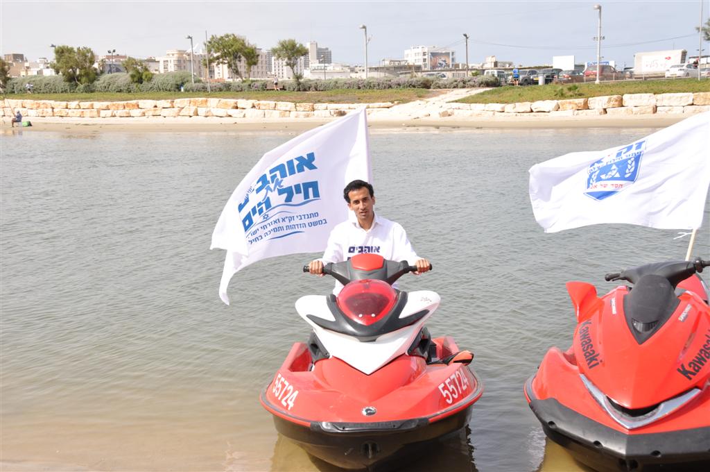 צפו: יחידת הצוללנים של זק"א במפגן תמיכה רטוב בחיילי השייטת
