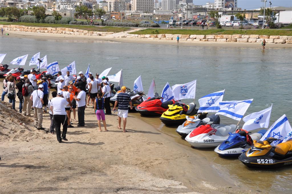 צפו: יחידת הצוללנים של זק"א במפגן תמיכה רטוב בחיילי השייטת