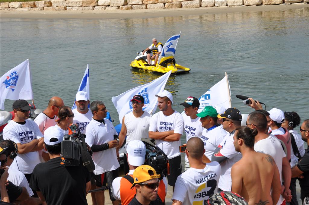 צפו: יחידת הצוללנים של זק"א במפגן תמיכה רטוב בחיילי השייטת