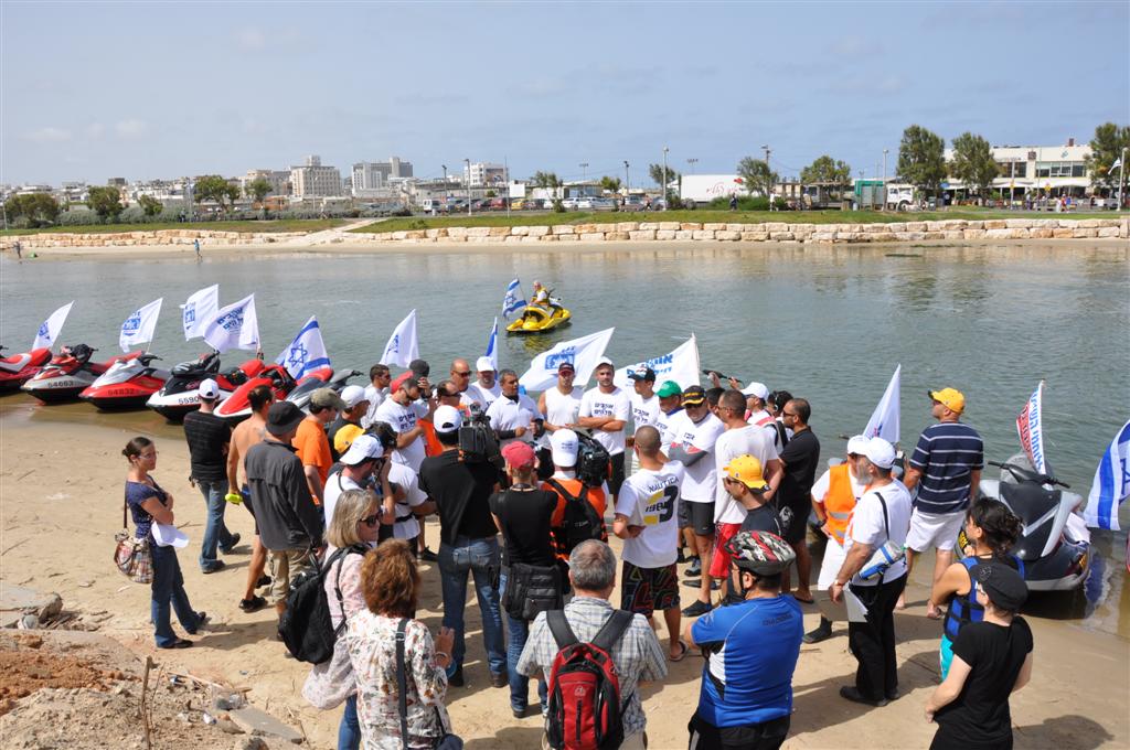 צפו: יחידת הצוללנים של זק"א במפגן תמיכה רטוב בחיילי השייטת