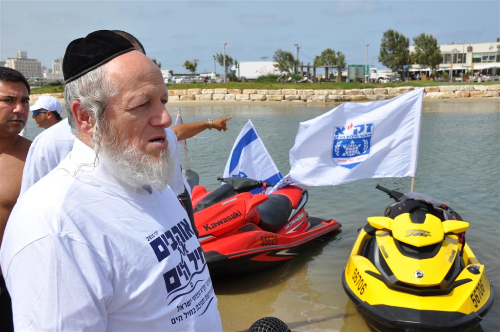 צפו: יחידת הצוללנים של זק"א במפגן תמיכה רטוב בחיילי השייטת