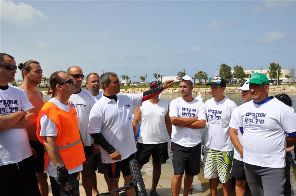צפו: יחידת הצוללנים של זק"א במפגן תמיכה רטוב בחיילי השייטת