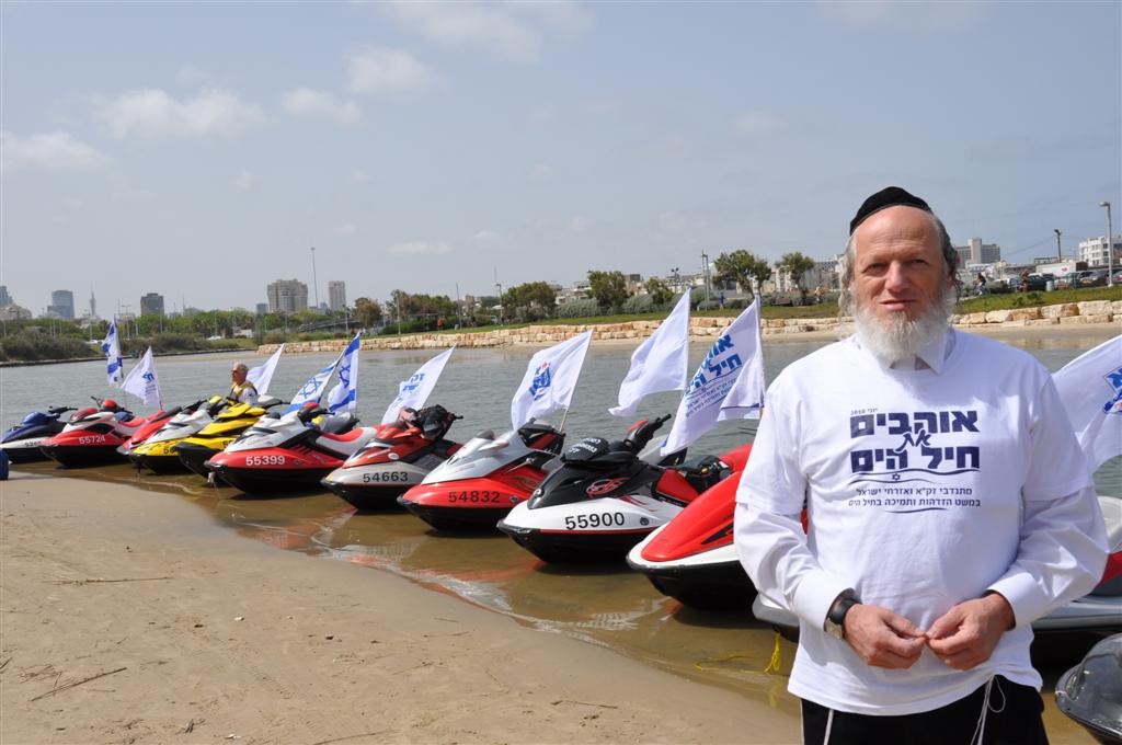 צפו: יחידת הצוללנים של זק"א במפגן תמיכה רטוב בחיילי השייטת