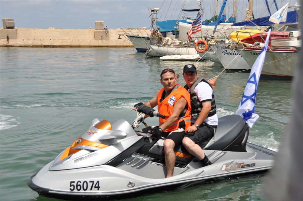 צפו: יחידת הצוללנים של זק"א במפגן תמיכה רטוב בחיילי השייטת