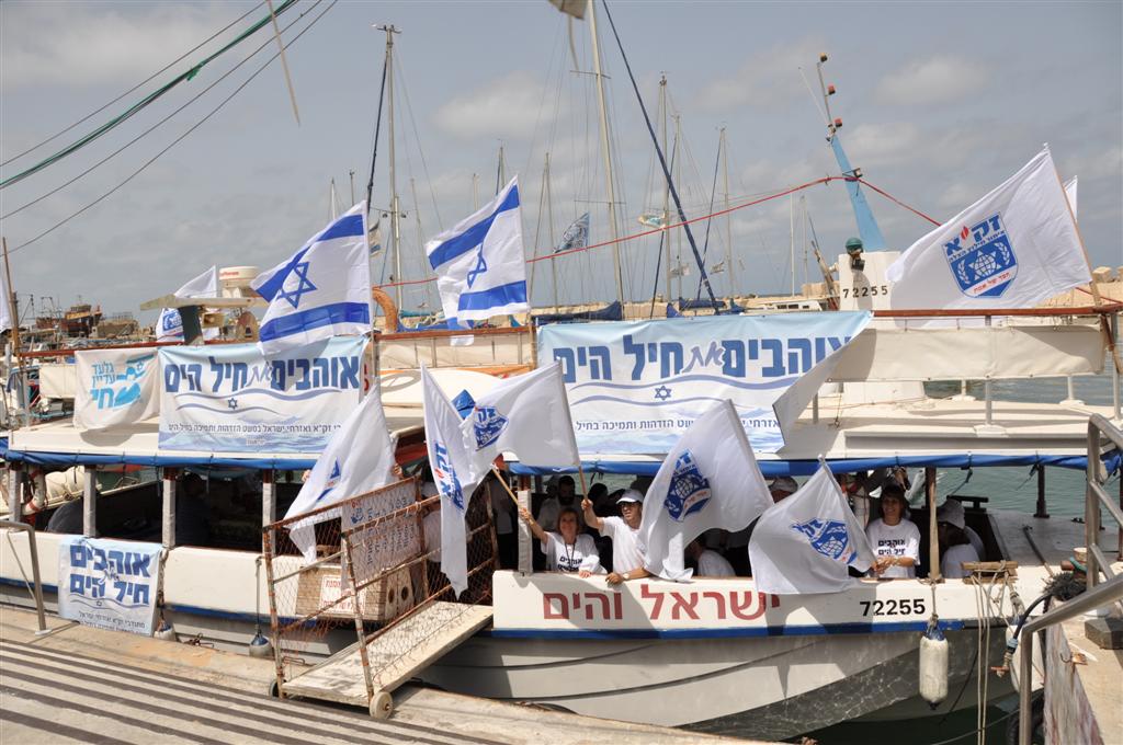 צפו: יחידת הצוללנים של זק"א במפגן תמיכה רטוב בחיילי השייטת