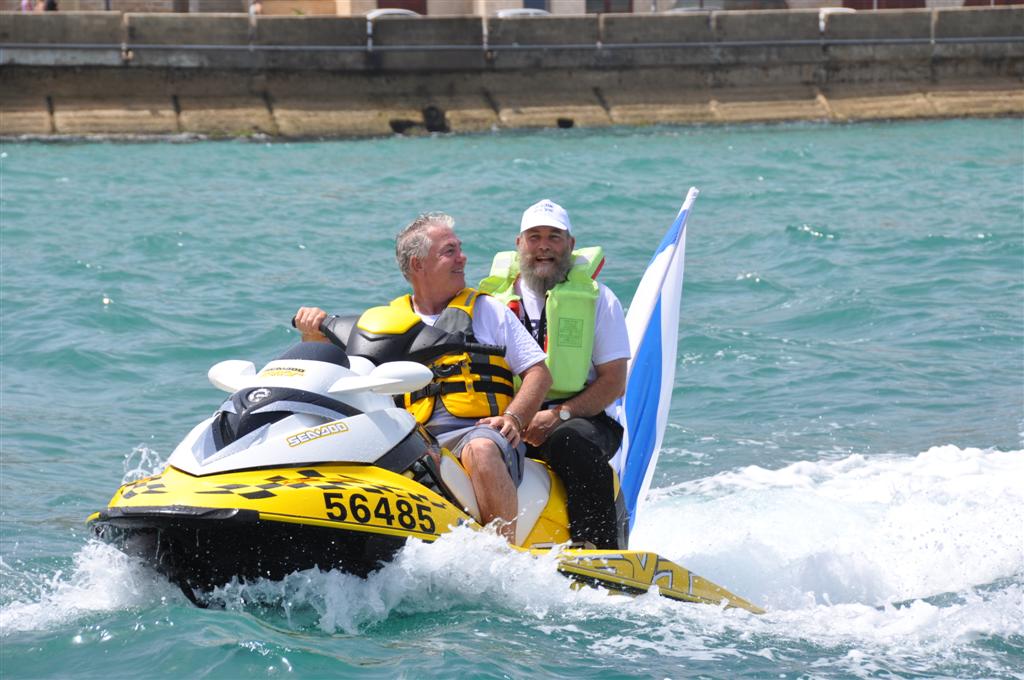 צפו: יחידת הצוללנים של זק"א במפגן תמיכה רטוב בחיילי השייטת