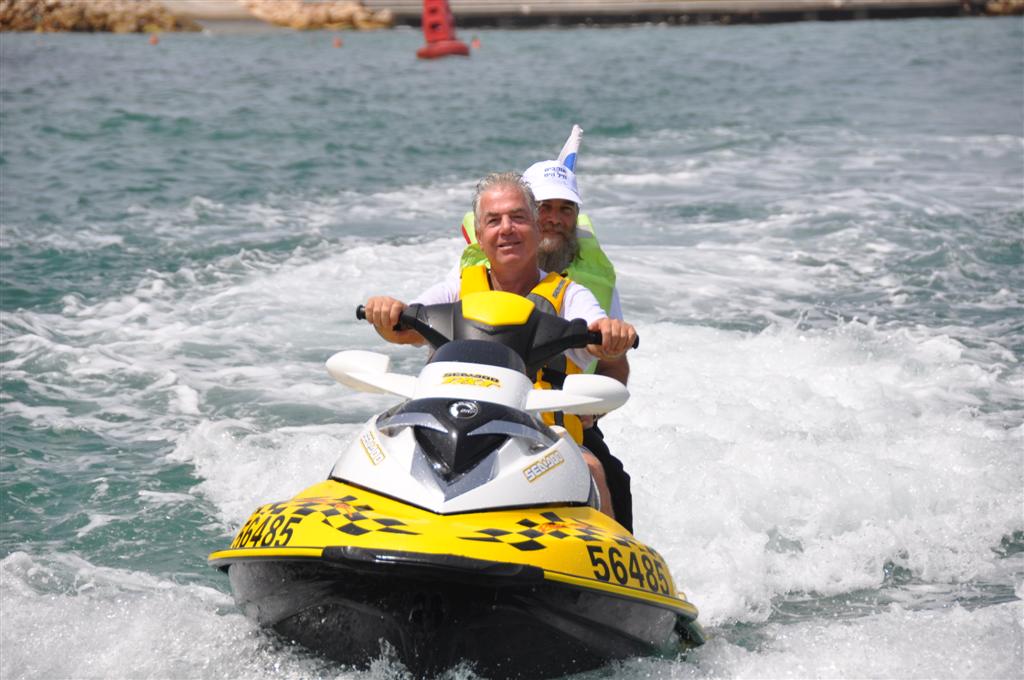 צפו: יחידת הצוללנים של זק"א במפגן תמיכה רטוב בחיילי השייטת